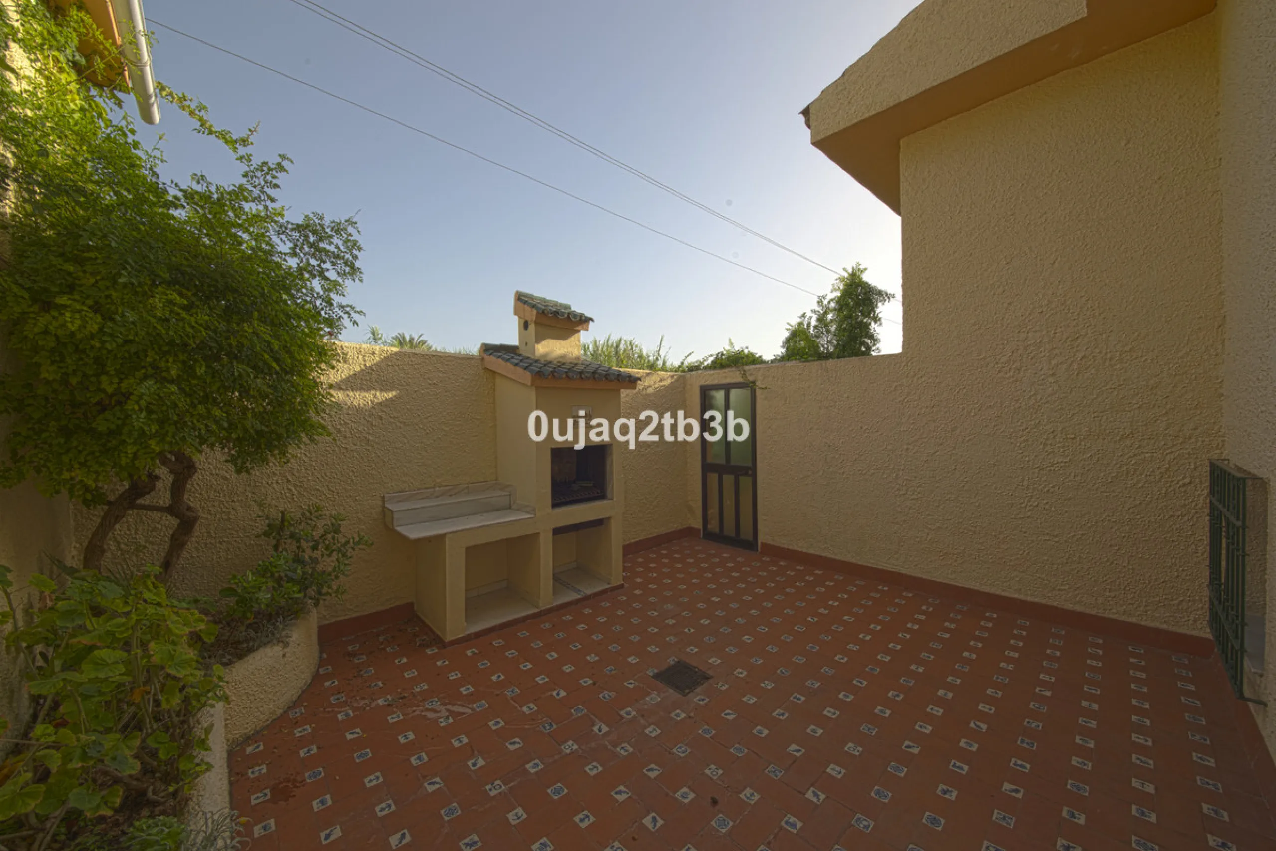 House - Detached Villa в продаже в Estepona, Málaga. В доме 5 спален и 4 ванных комнат. Площадь дома 528 м². Площадь участка 1525 м²