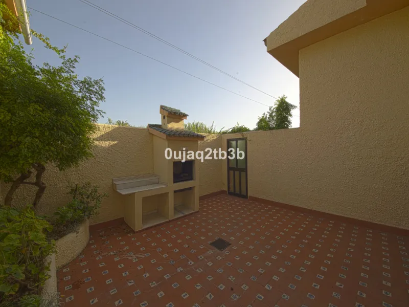 House - Detached Villa в продаже в Estepona, Málaga. В доме 5 спален и 4 ванных комнат. Площадь дома 528 м². Площадь участка 1525 м²