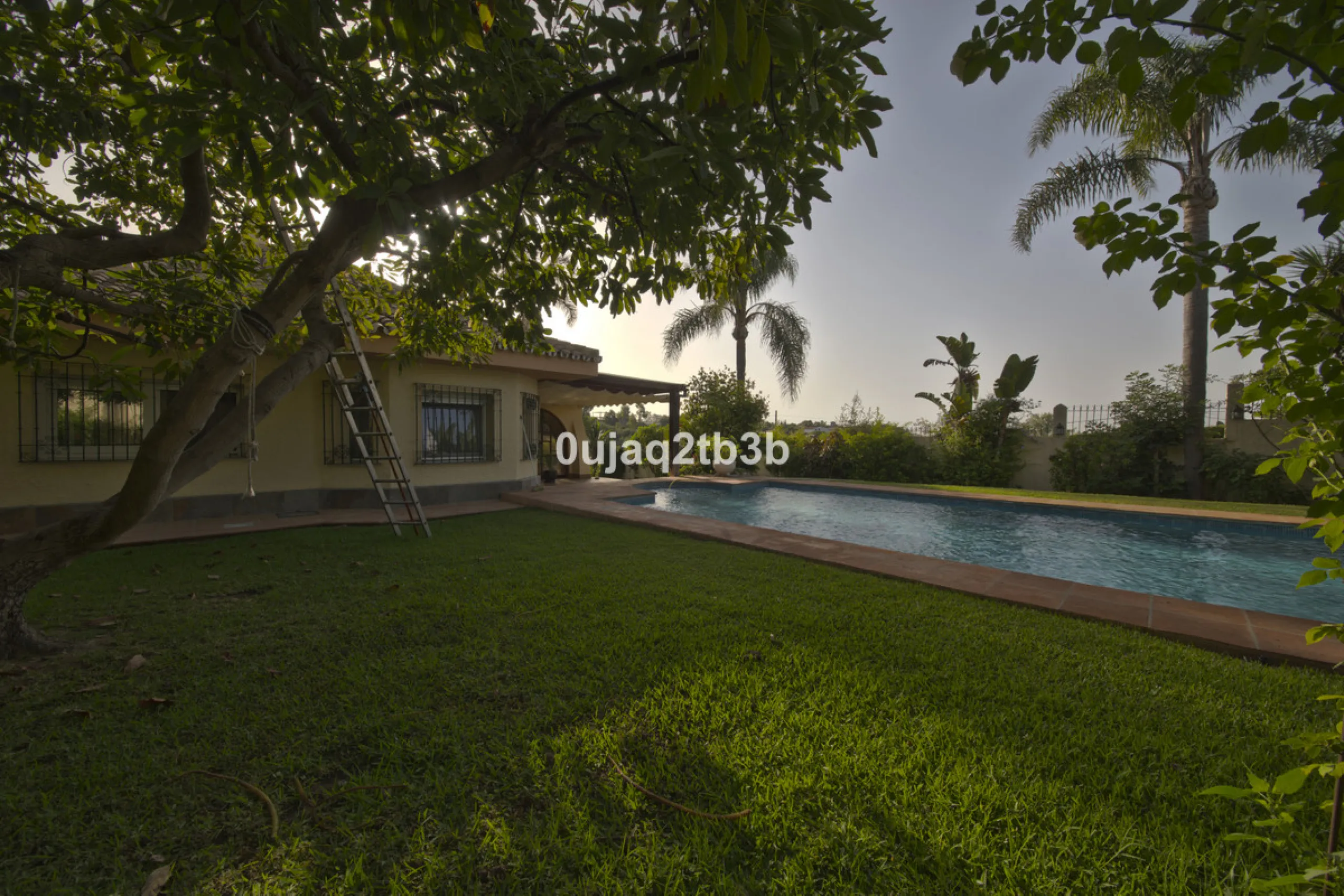 House - Detached Villa в продаже в Estepona, Málaga. В доме 5 спален и 4 ванных комнат. Площадь дома 528 м². Площадь участка 1525 м²