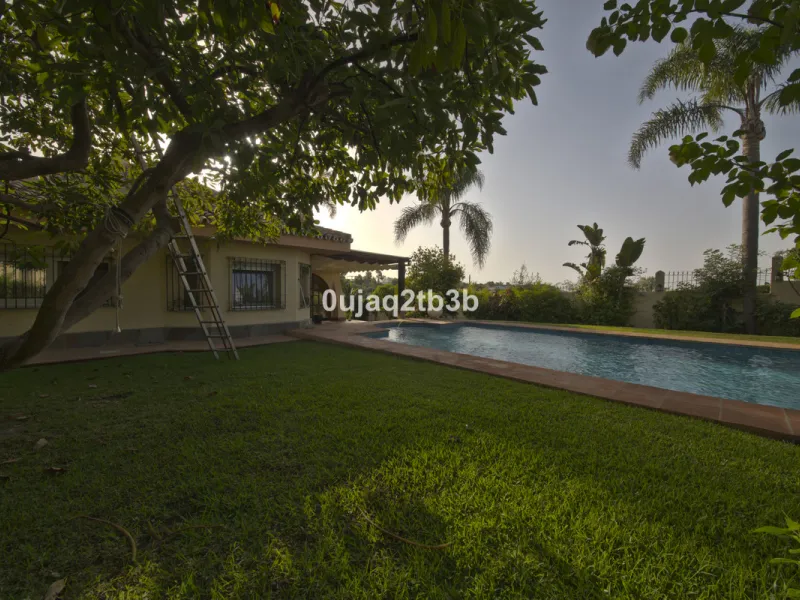 House - Detached Villa в продаже в Estepona, Málaga. В доме 5 спален и 4 ванных комнат. Площадь дома 528 м². Площадь участка 1525 м²