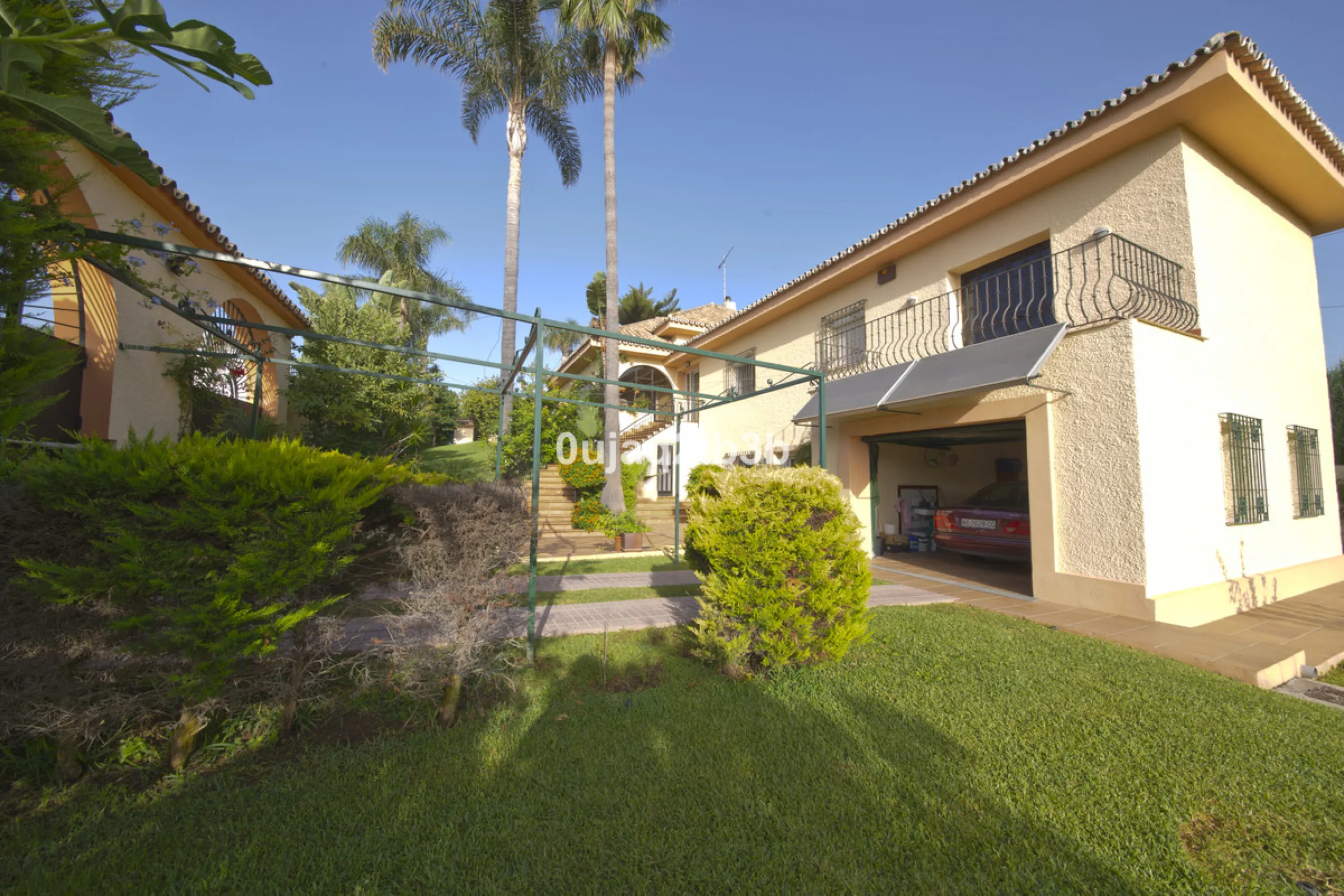 House - Detached Villa в продаже в Estepona, Málaga. В доме 5 спален и 4 ванных комнат. Площадь дома 528 м². Площадь участка 1525 м²