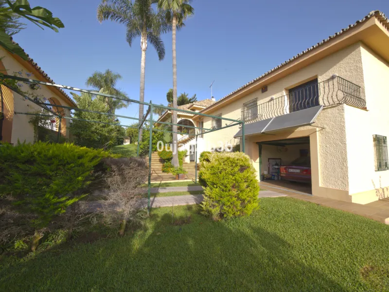 House - Detached Villa в продаже в Estepona, Málaga. В доме 5 спален и 4 ванных комнат. Площадь дома 528 м². Площадь участка 1525 м²