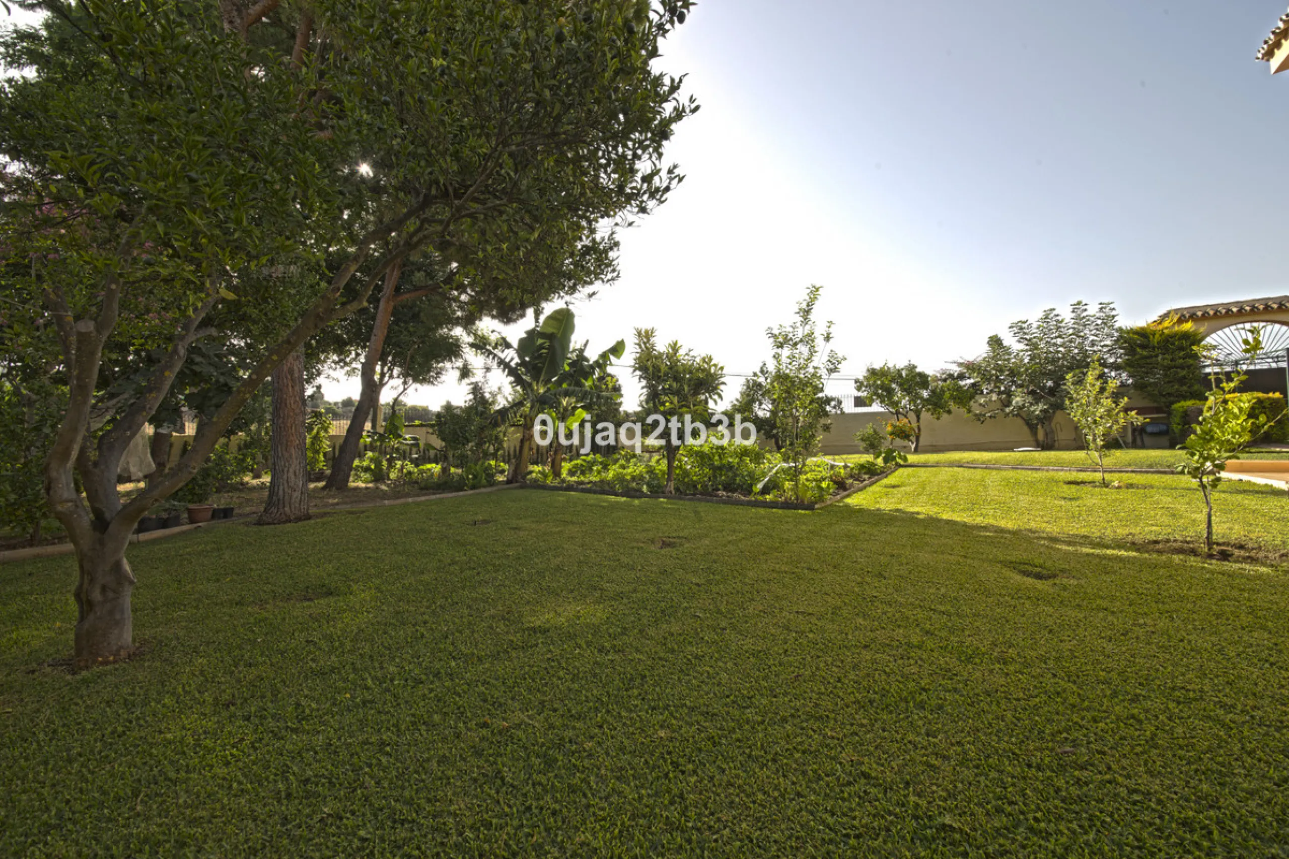 House - Detached Villa в продаже в Estepona, Málaga. В доме 5 спален и 4 ванных комнат. Площадь дома 528 м². Площадь участка 1525 м²