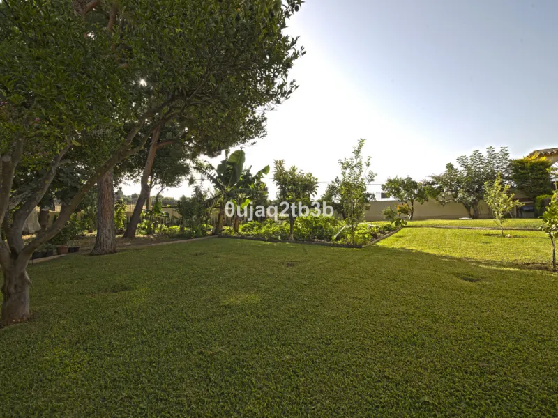 House - Detached Villa в продаже в Estepona, Málaga. В доме 5 спален и 4 ванных комнат. Площадь дома 528 м². Площадь участка 1525 м²