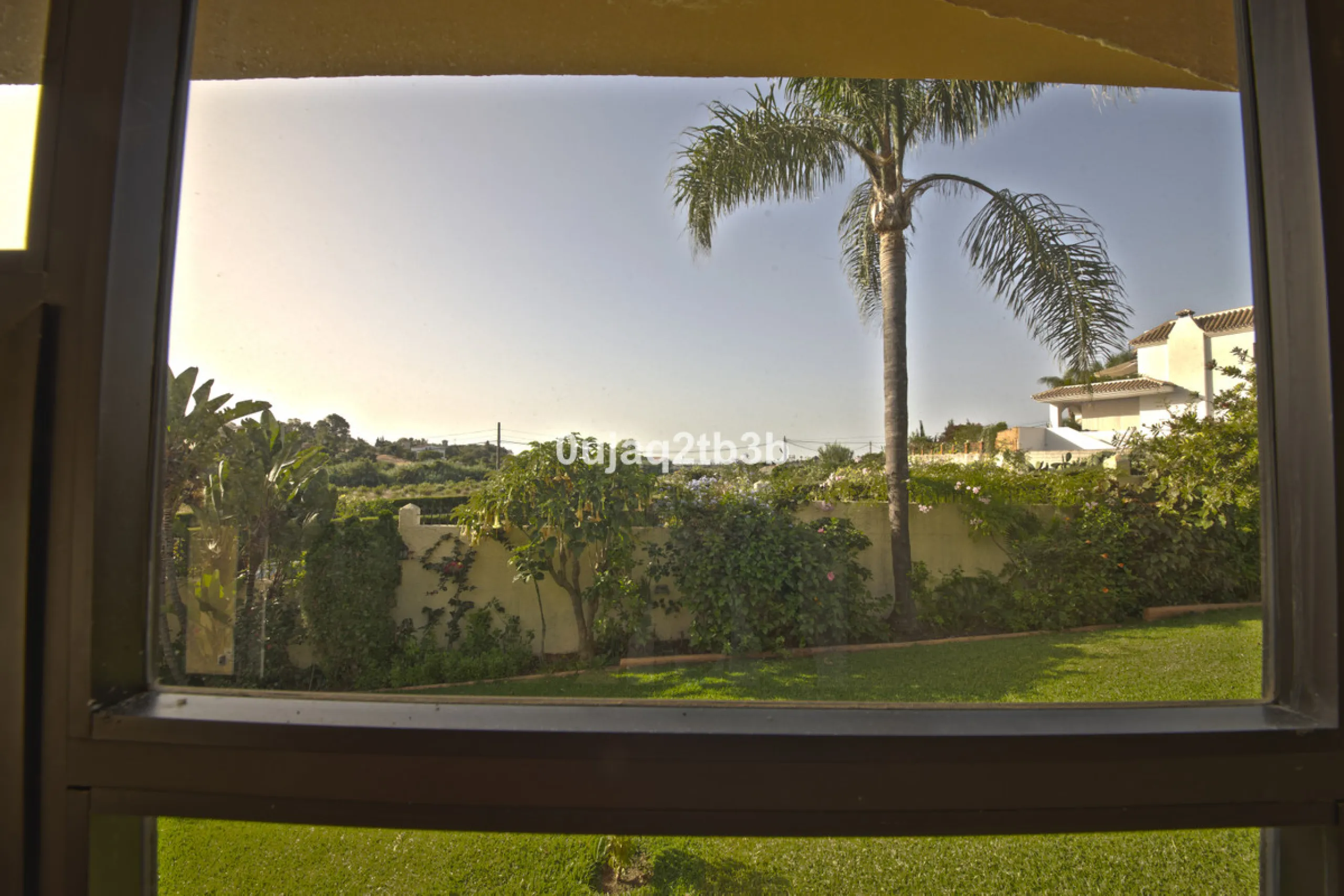 House - Detached Villa в продаже в Estepona, Málaga. В доме 5 спален и 4 ванных комнат. Площадь дома 528 м². Площадь участка 1525 м²