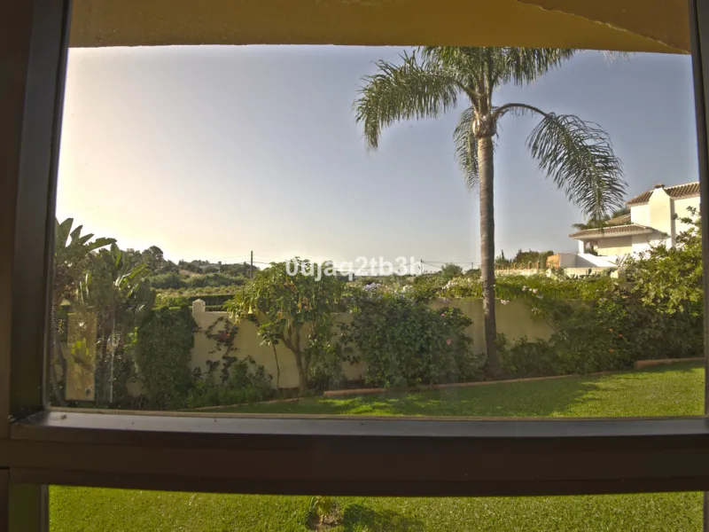 House - Detached Villa в продаже в Estepona, Málaga. В доме 5 спален и 4 ванных комнат. Площадь дома 528 м². Площадь участка 1525 м²
