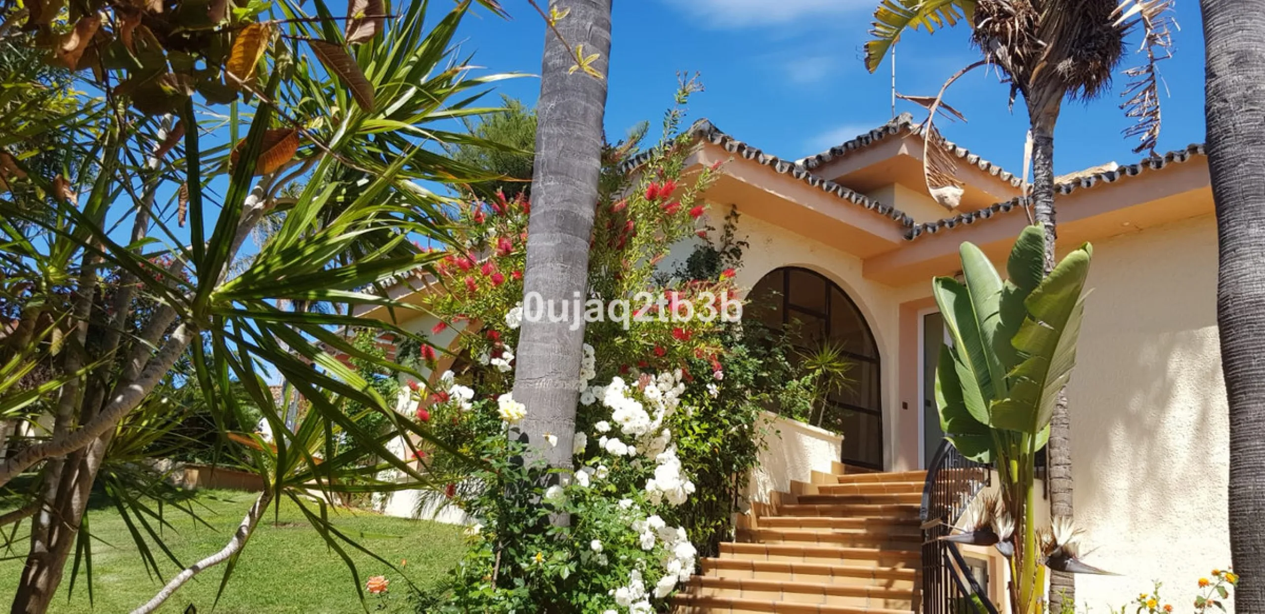 House - Detached Villa в продаже в Estepona, Málaga. В доме 5 спален и 4 ванных комнат. Площадь дома 528 м². Площадь участка 1525 м²