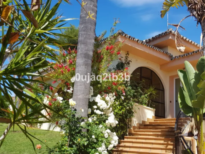 House - Detached Villa в продаже в Estepona, Málaga. В доме 5 спален и 4 ванных комнат. Площадь дома 528 м². Площадь участка 1525 м²
