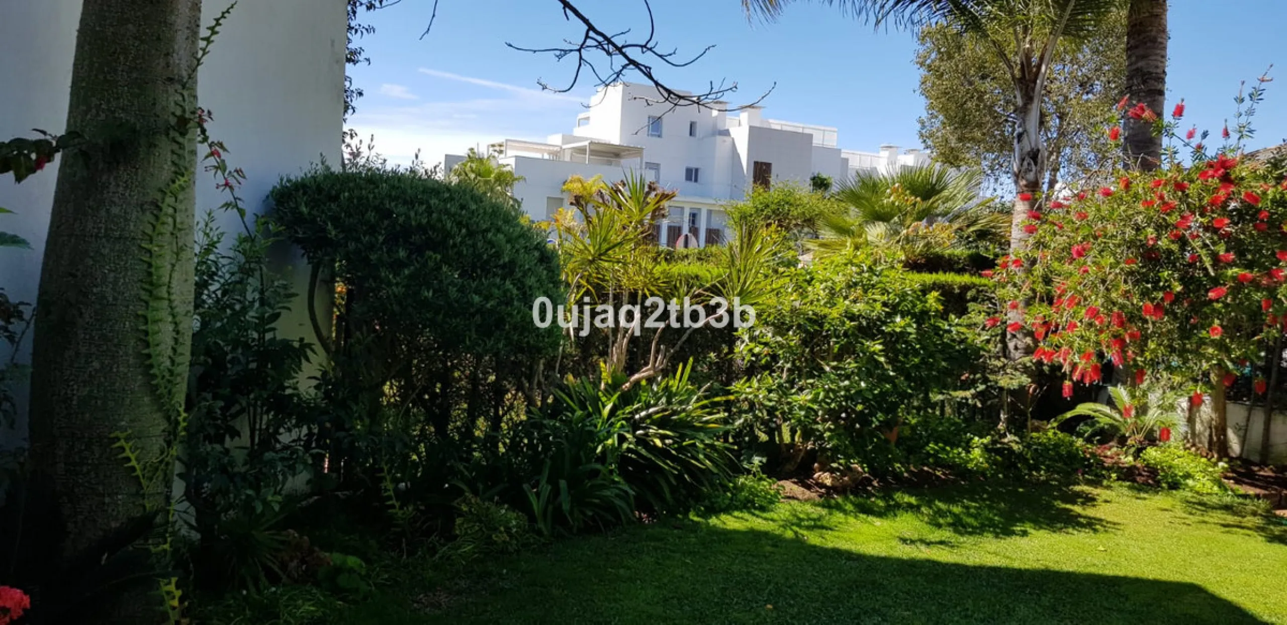 House - Detached Villa в продаже в Estepona, Málaga. В доме 5 спален и 4 ванных комнат. Площадь дома 528 м². Площадь участка 1525 м²