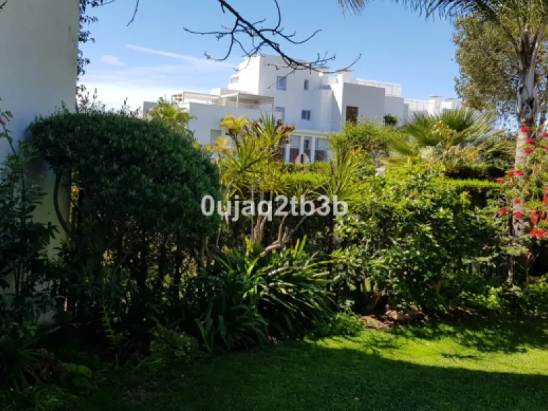 House - Detached Villa в продаже в Estepona, Málaga. В доме 5 спален и 4 ванных комнат. Площадь дома 528 м². Площадь участка 1525 м²