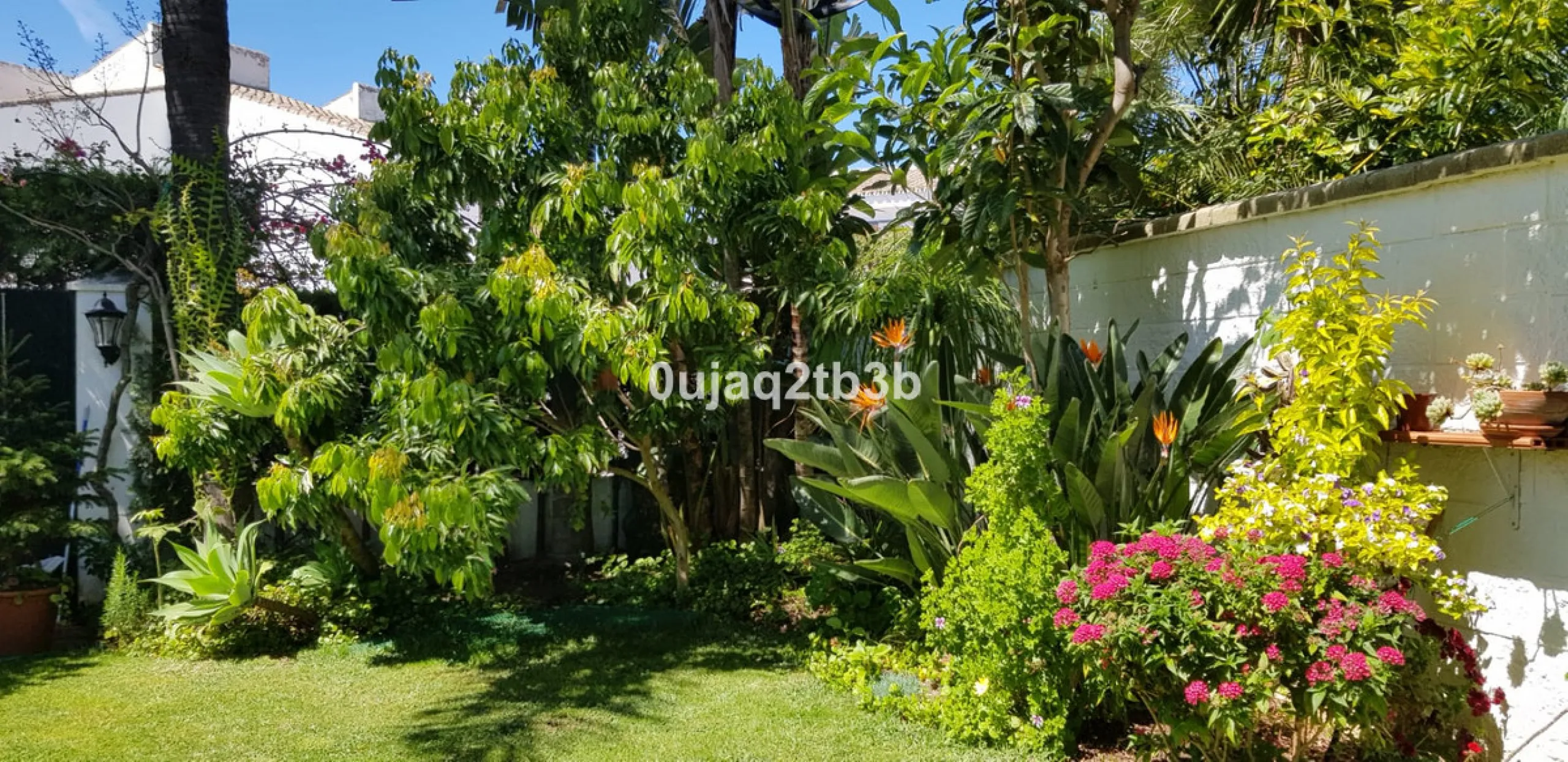 House - Detached Villa в продаже в Estepona, Málaga. В доме 5 спален и 4 ванных комнат. Площадь дома 528 м². Площадь участка 1525 м²