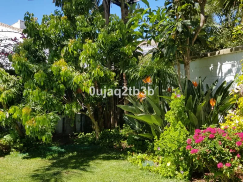 House - Detached Villa в продаже в Estepona, Málaga. В доме 5 спален и 4 ванных комнат. Площадь дома 528 м². Площадь участка 1525 м²