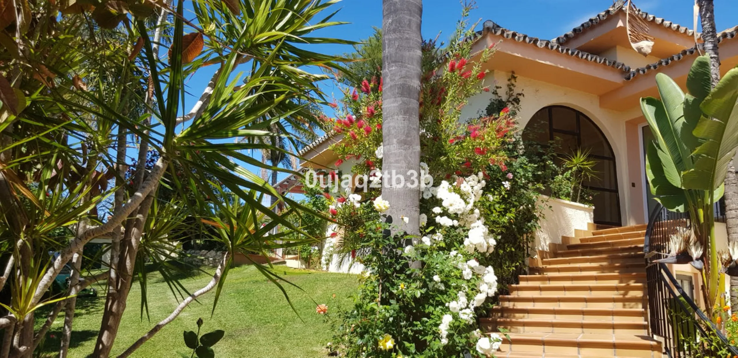 House - Detached Villa в продаже в Estepona, Málaga. В доме 5 спален и 4 ванных комнат. Площадь дома 528 м². Площадь участка 1525 м²