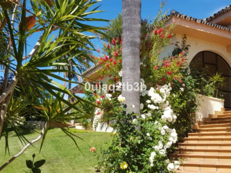 House - Detached Villa в продаже в Estepona, Málaga. В доме 5 спален и 4 ванных комнат. Площадь дома 528 м². Площадь участка 1525 м²