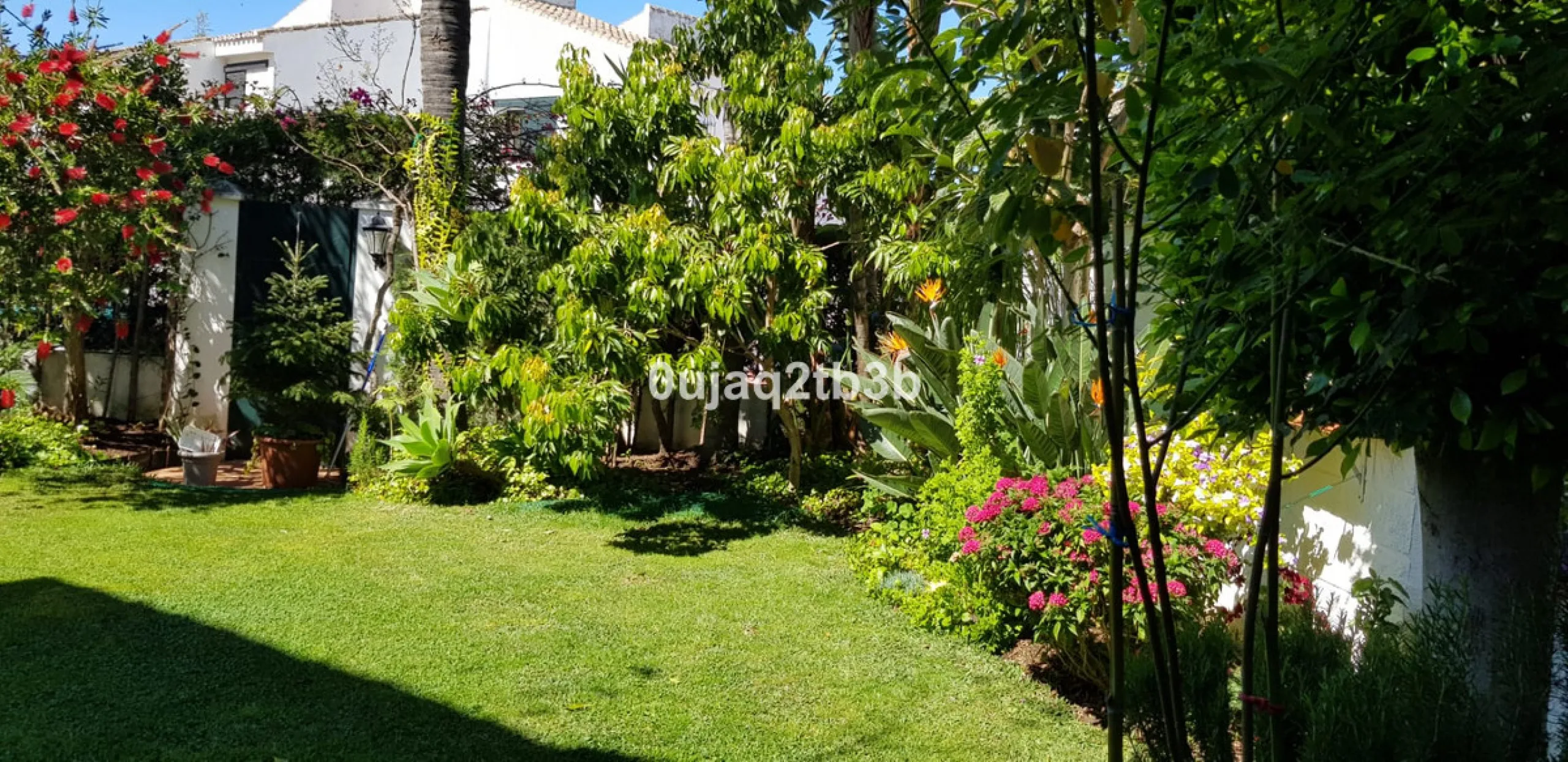 House - Detached Villa в продаже в Estepona, Málaga. В доме 5 спален и 4 ванных комнат. Площадь дома 528 м². Площадь участка 1525 м²