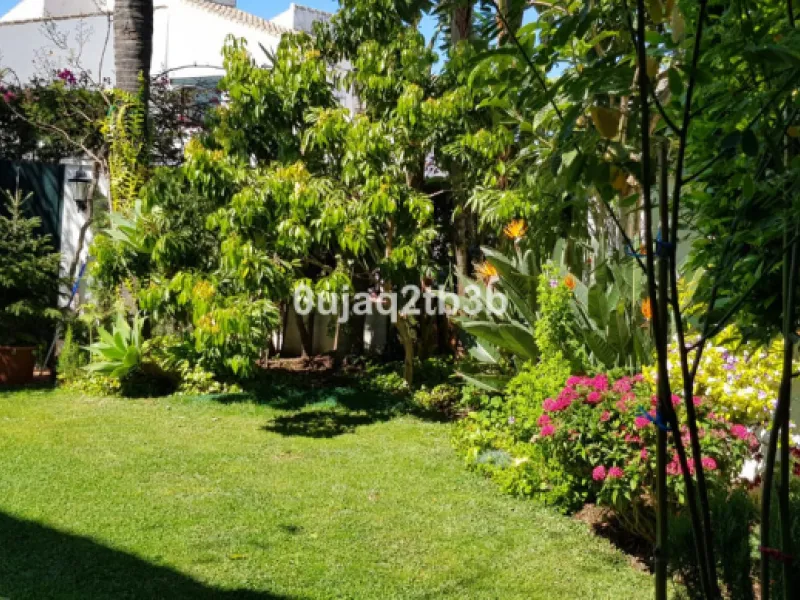 House - Detached Villa в продаже в Estepona, Málaga. В доме 5 спален и 4 ванных комнат. Площадь дома 528 м². Площадь участка 1525 м²