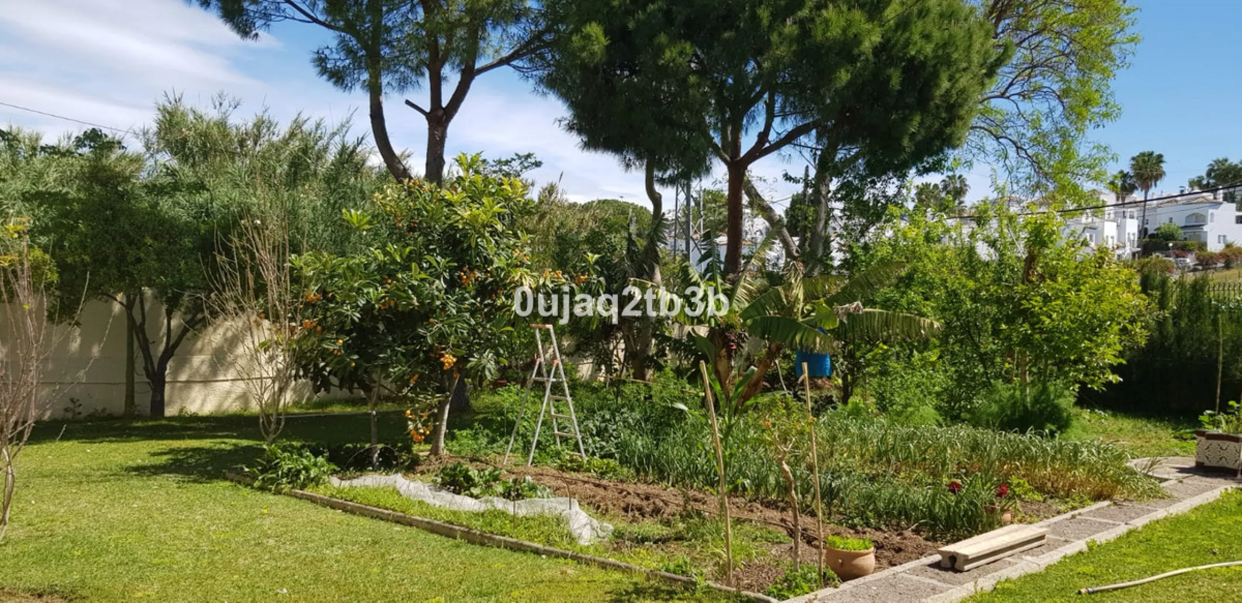 House - Detached Villa в продаже в Estepona, Málaga. В доме 5 спален и 4 ванных комнат. Площадь дома 528 м². Площадь участка 1525 м²