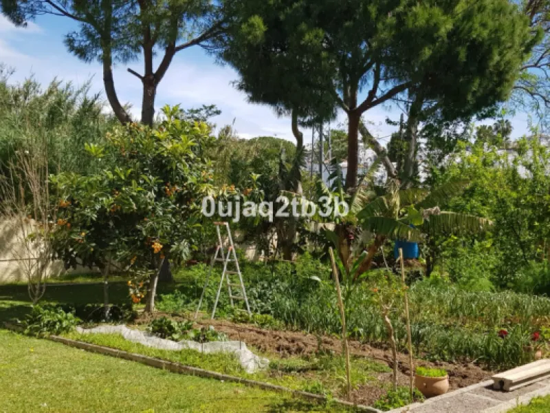 House - Detached Villa в продаже в Estepona, Málaga. В доме 5 спален и 4 ванных комнат. Площадь дома 528 м². Площадь участка 1525 м²