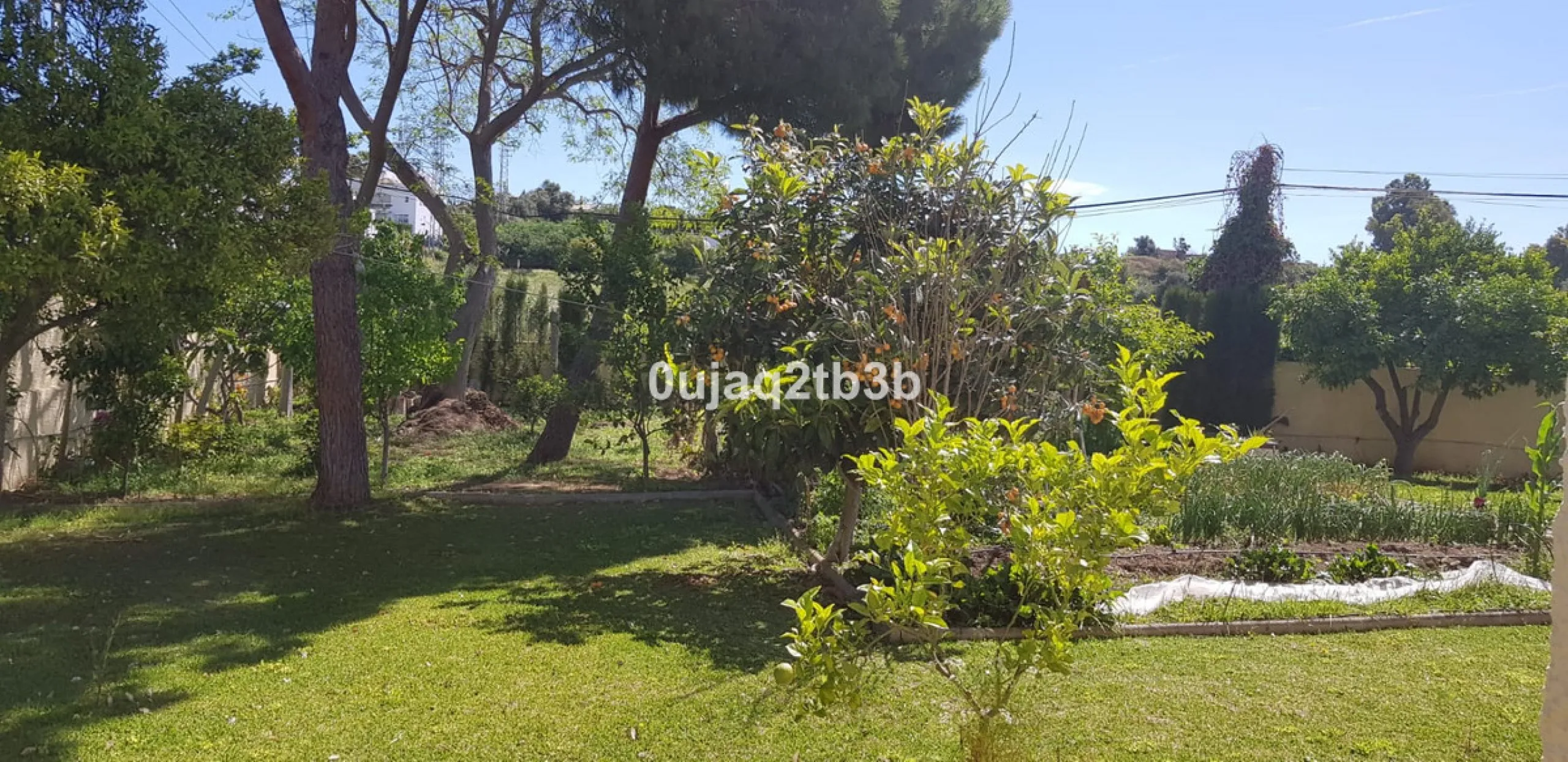 House - Detached Villa в продаже в Estepona, Málaga. В доме 5 спален и 4 ванных комнат. Площадь дома 528 м². Площадь участка 1525 м²