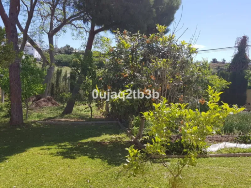House - Detached Villa в продаже в Estepona, Málaga. В доме 5 спален и 4 ванных комнат. Площадь дома 528 м². Площадь участка 1525 м²