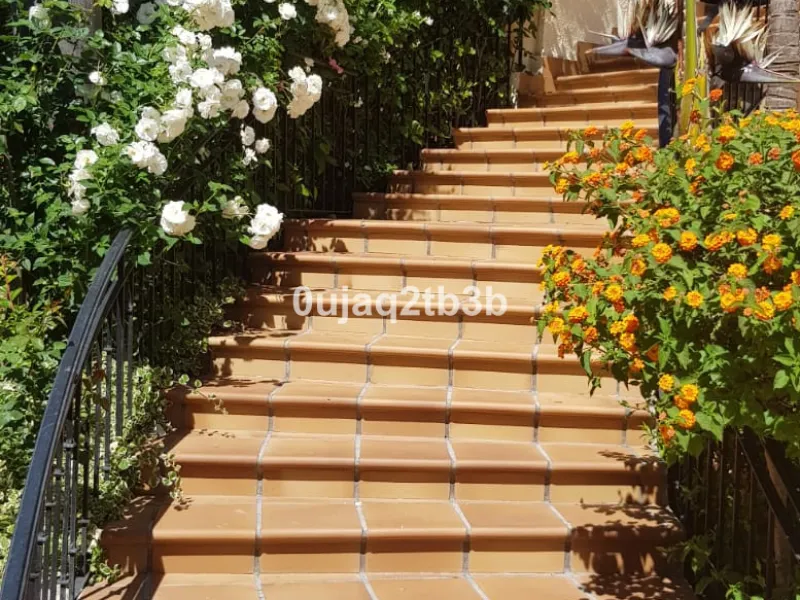 House - Detached Villa в продаже в Estepona, Málaga. В доме 5 спален и 4 ванных комнат. Площадь дома 528 м². Площадь участка 1525 м²