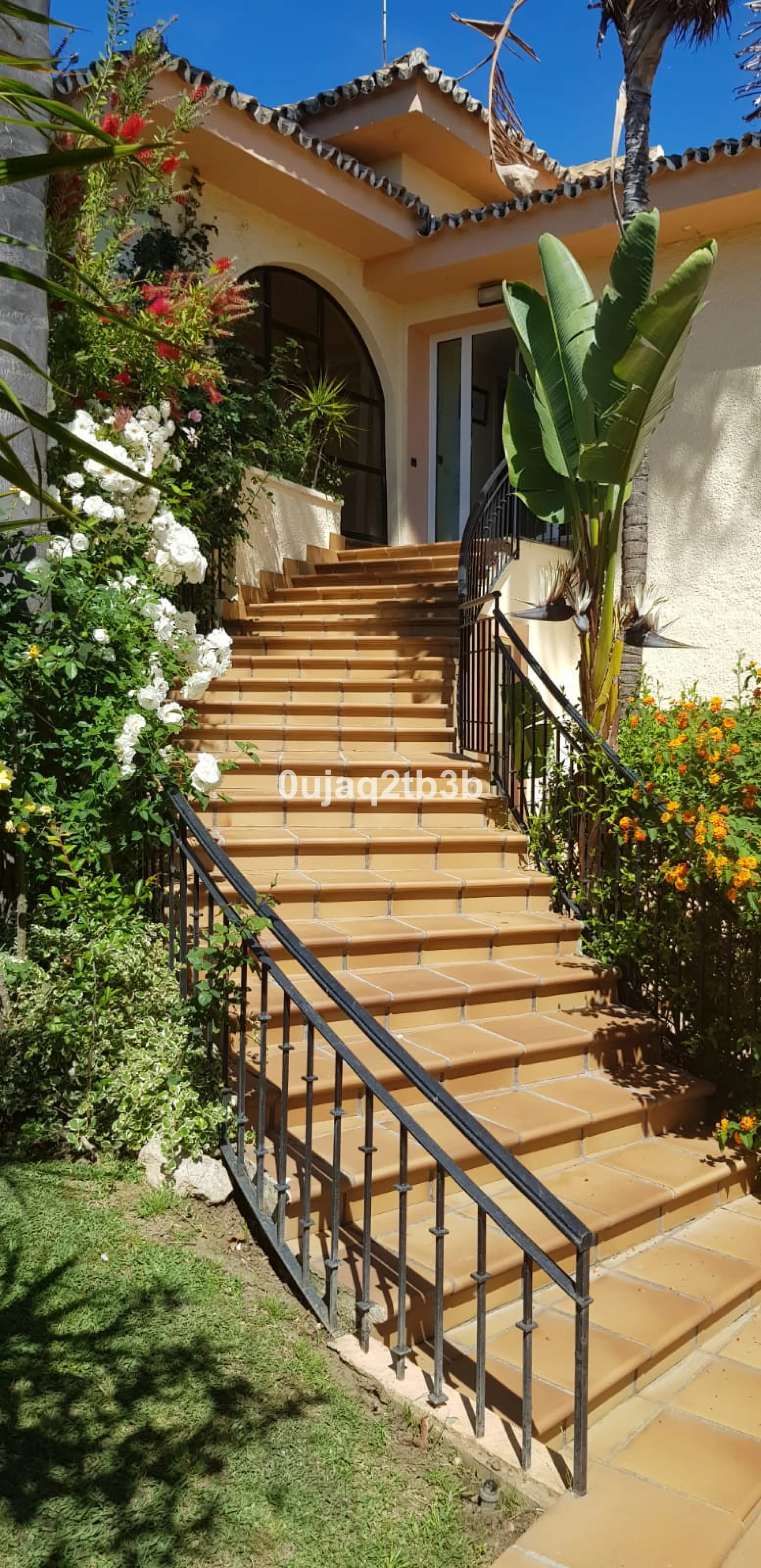 House - Detached Villa в продаже в Estepona, Málaga. В доме 5 спален и 4 ванных комнат. Площадь дома 528 м². Площадь участка 1525 м²