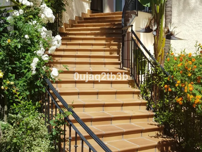 House - Detached Villa в продаже в Estepona, Málaga. В доме 5 спален и 4 ванных комнат. Площадь дома 528 м². Площадь участка 1525 м²
