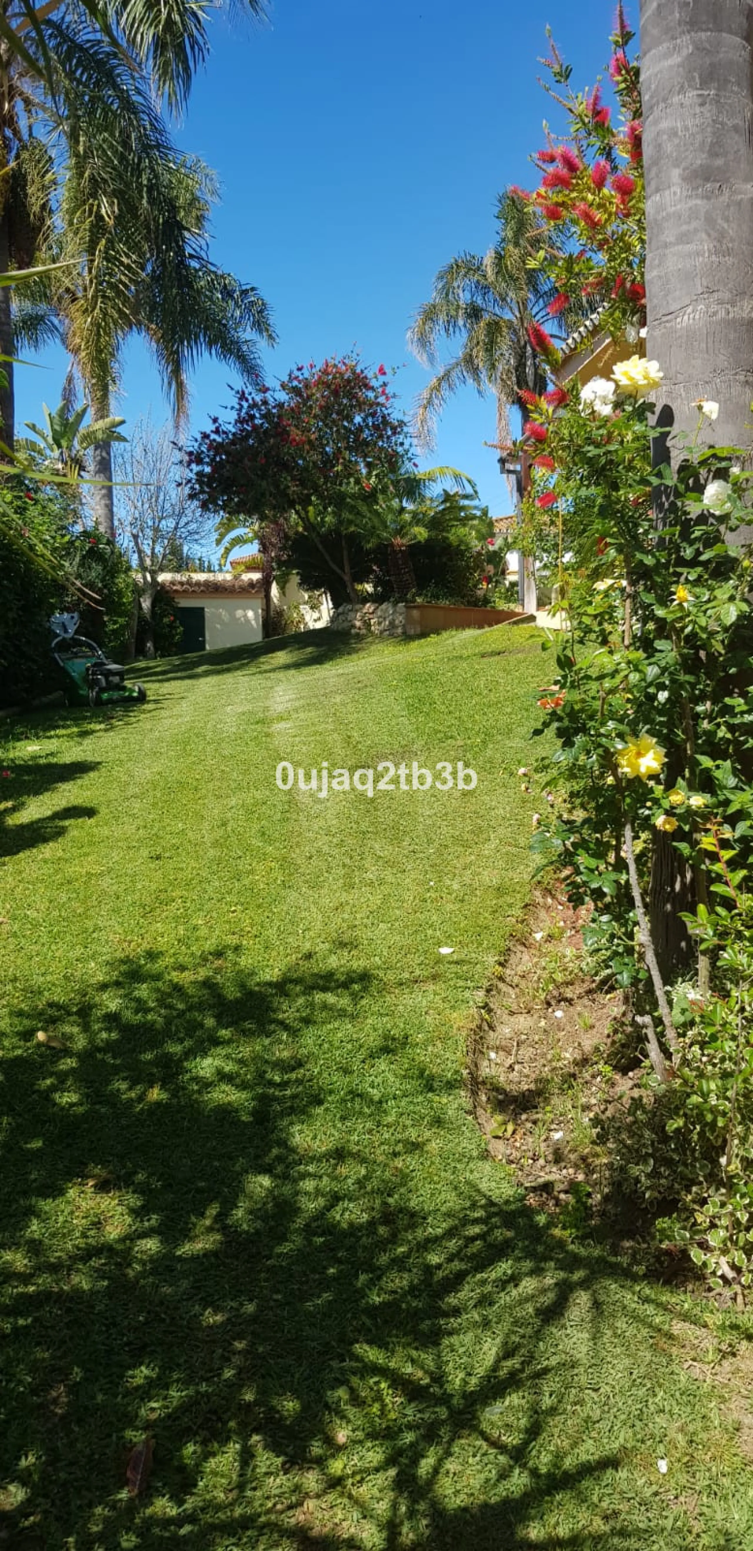 House - Detached Villa в продаже в Estepona, Málaga. В доме 5 спален и 4 ванных комнат. Площадь дома 528 м². Площадь участка 1525 м²