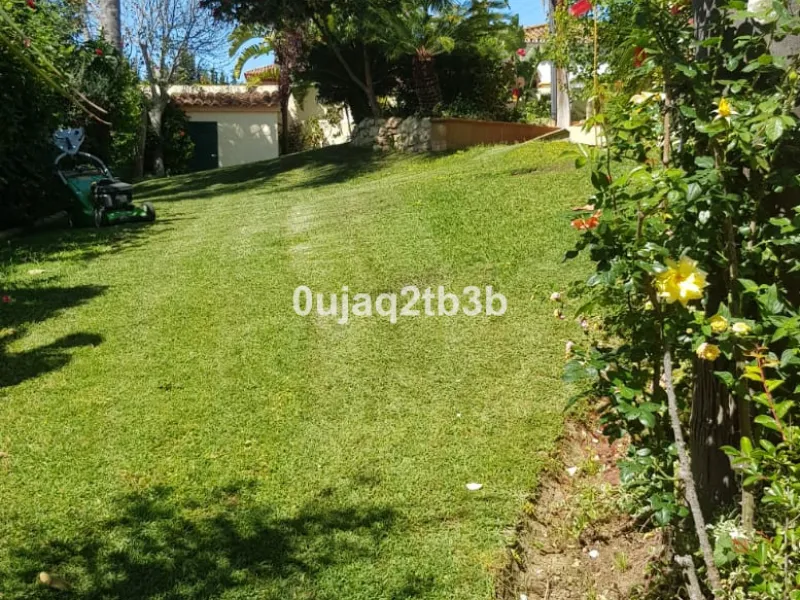 House - Detached Villa в продаже в Estepona, Málaga. В доме 5 спален и 4 ванных комнат. Площадь дома 528 м². Площадь участка 1525 м²