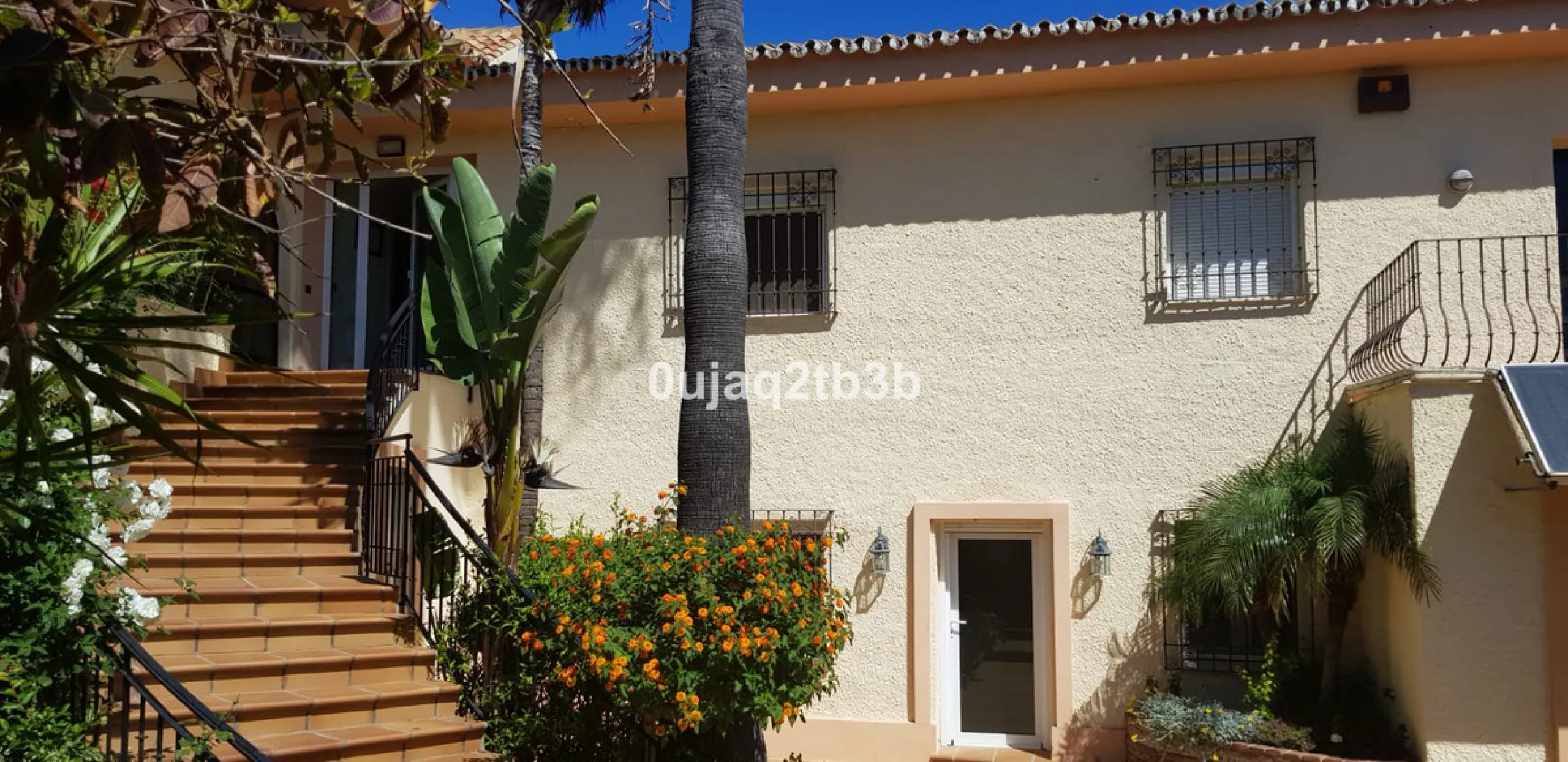 House - Detached Villa в продаже в Estepona, Málaga. В доме 5 спален и 4 ванных комнат. Площадь дома 528 м². Площадь участка 1525 м²