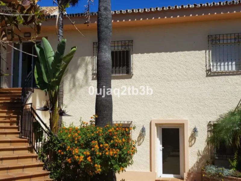 House - Detached Villa в продаже в Estepona, Málaga. В доме 5 спален и 4 ванных комнат. Площадь дома 528 м². Площадь участка 1525 м²