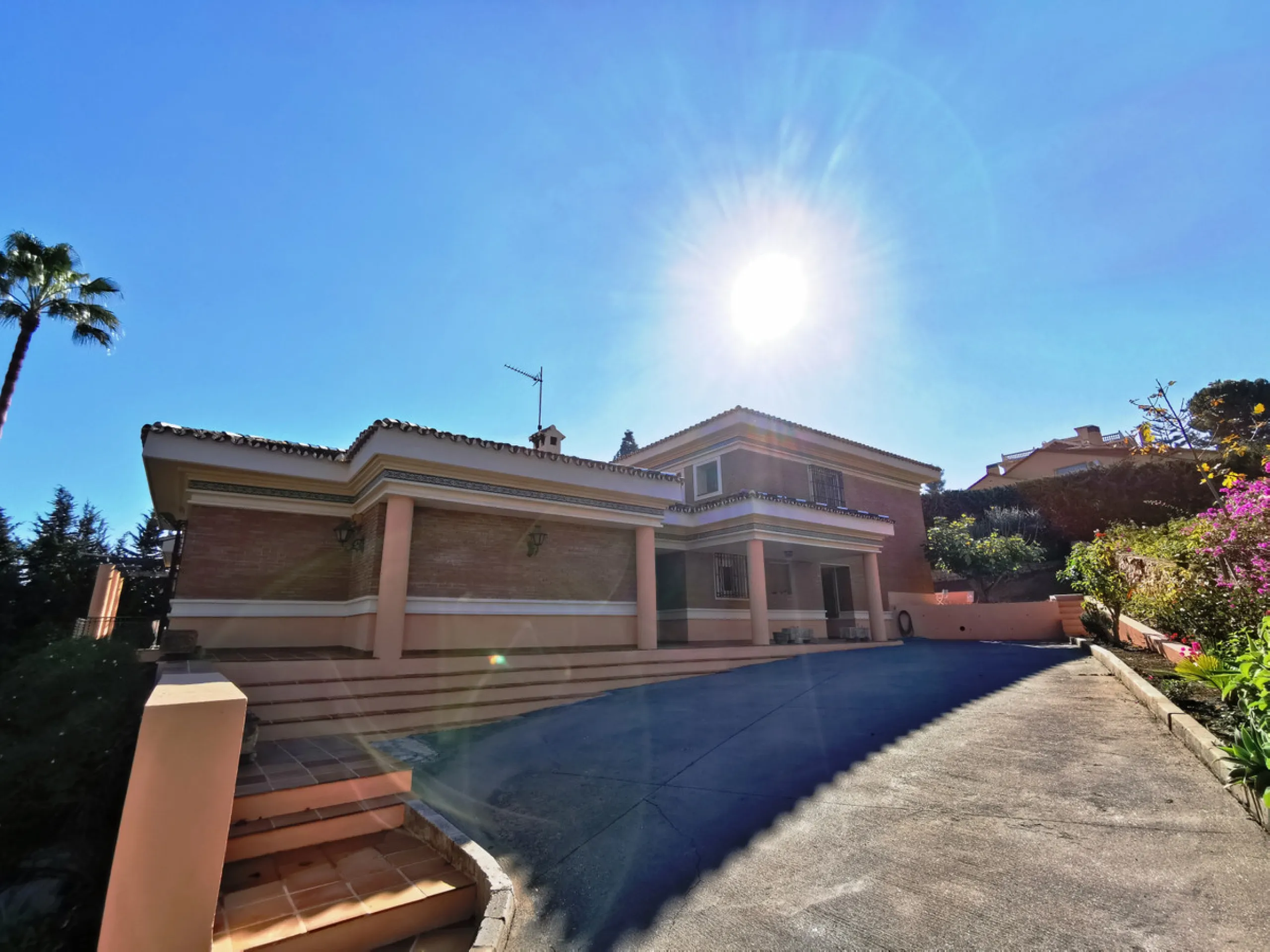 House - Detached Villa в продаже в Torremolinos, Málaga. В доме 11 спален и 8 ванных комнат. Площадь дома 1028 м². Площадь участка 2300 м²
