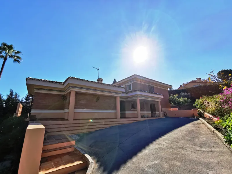 House - Detached Villa в продаже в Torremolinos, Málaga. В доме 11 спален и 8 ванных комнат. Площадь дома 1028 м². Площадь участка 2300 м²