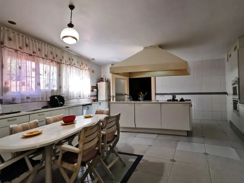 House - Detached Villa в продаже в Torremolinos, Málaga. В доме 11 спален и 8 ванных комнат. Площадь дома 1028 м². Площадь участка 2300 м²
