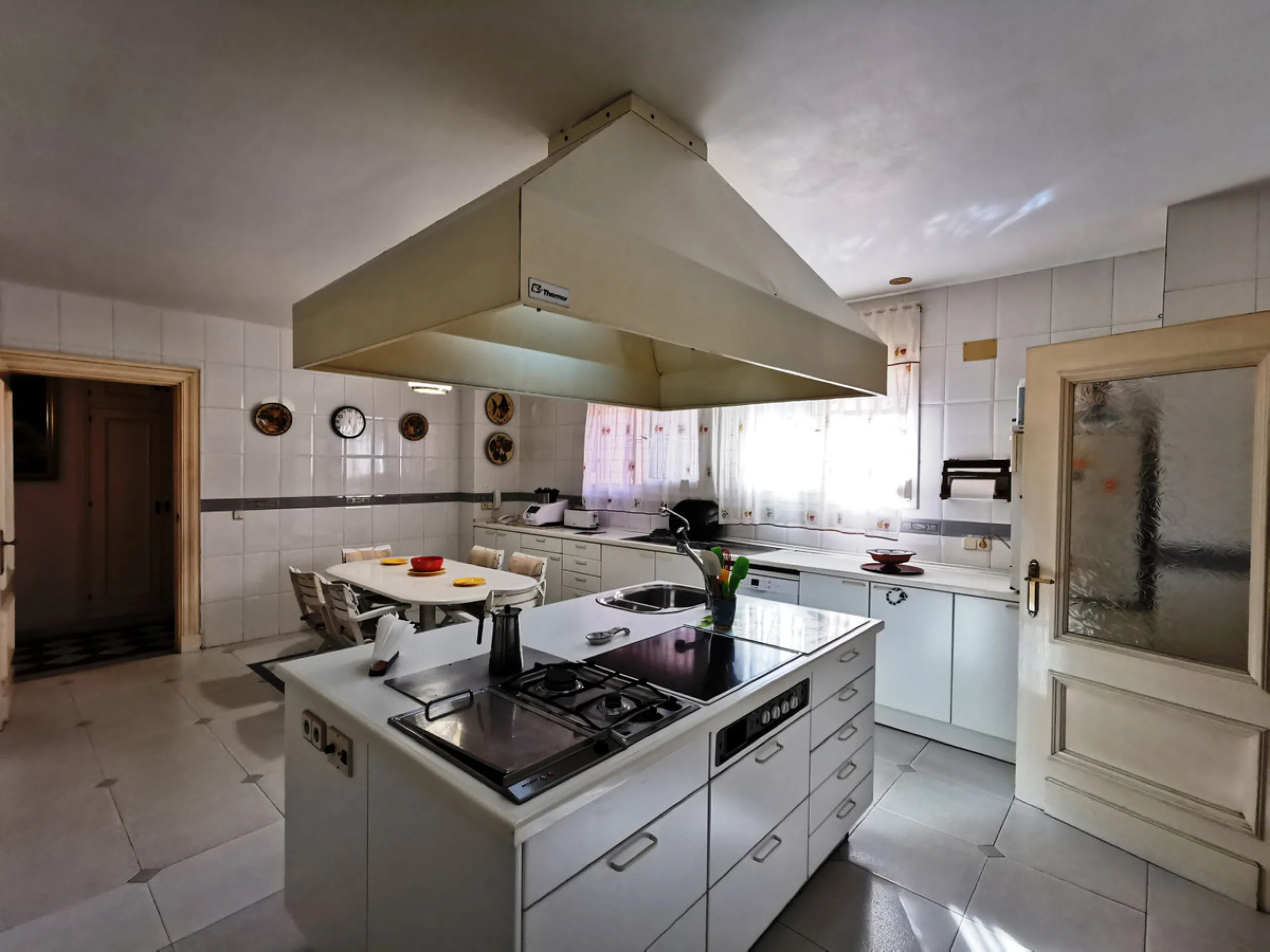 House - Detached Villa в продаже в Torremolinos, Málaga. В доме 11 спален и 8 ванных комнат. Площадь дома 1028 м². Площадь участка 2300 м²