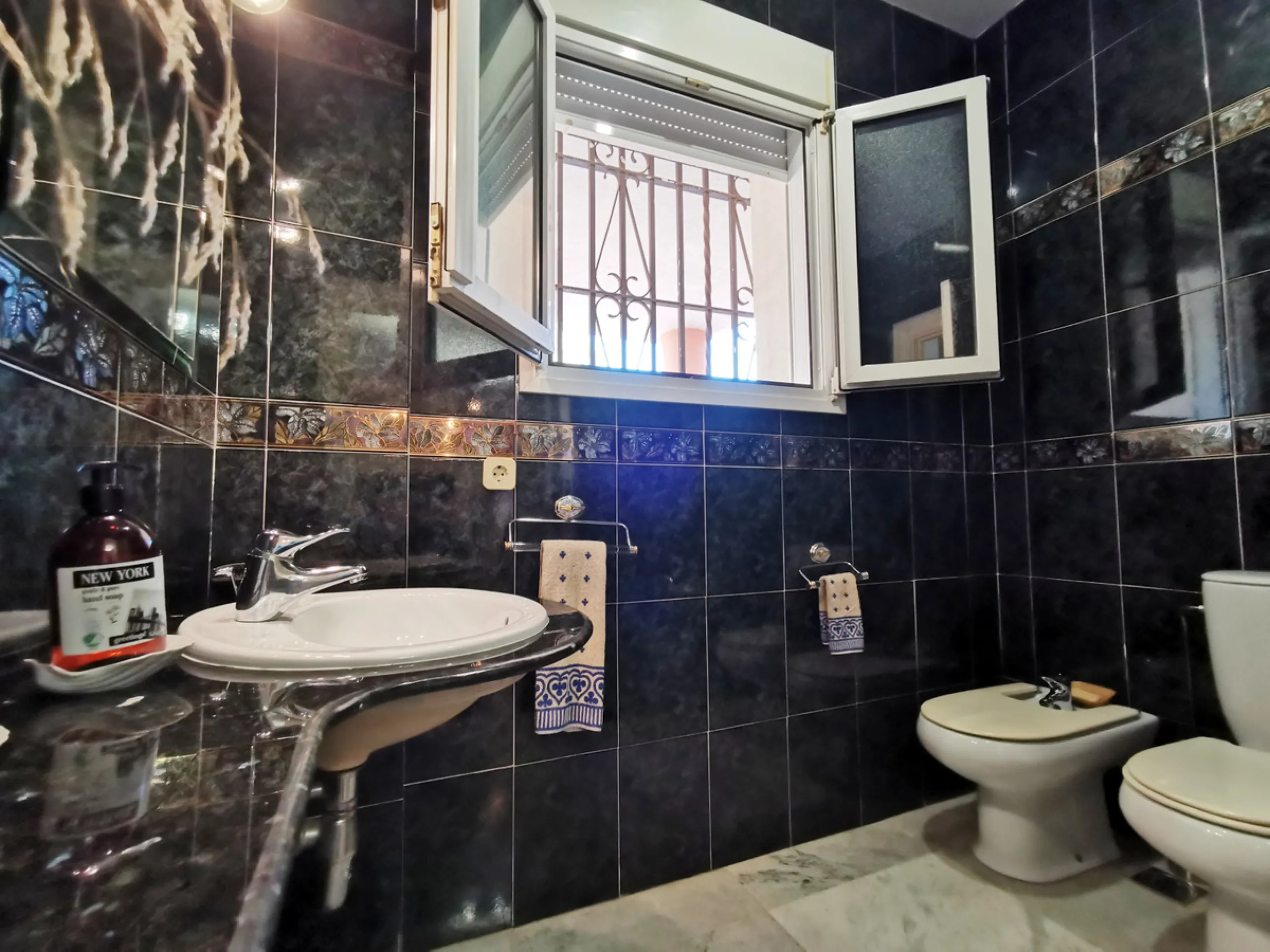House - Detached Villa в продаже в Torremolinos, Málaga. В доме 11 спален и 8 ванных комнат. Площадь дома 1028 м². Площадь участка 2300 м²