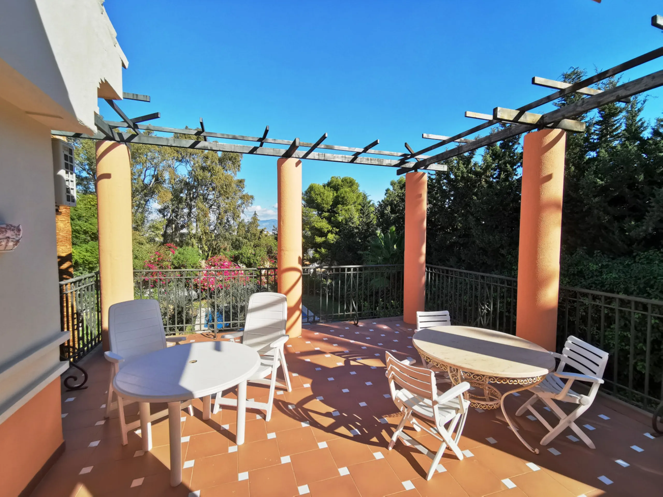 House - Detached Villa в продаже в Torremolinos, Málaga. В доме 11 спален и 8 ванных комнат. Площадь дома 1028 м². Площадь участка 2300 м²