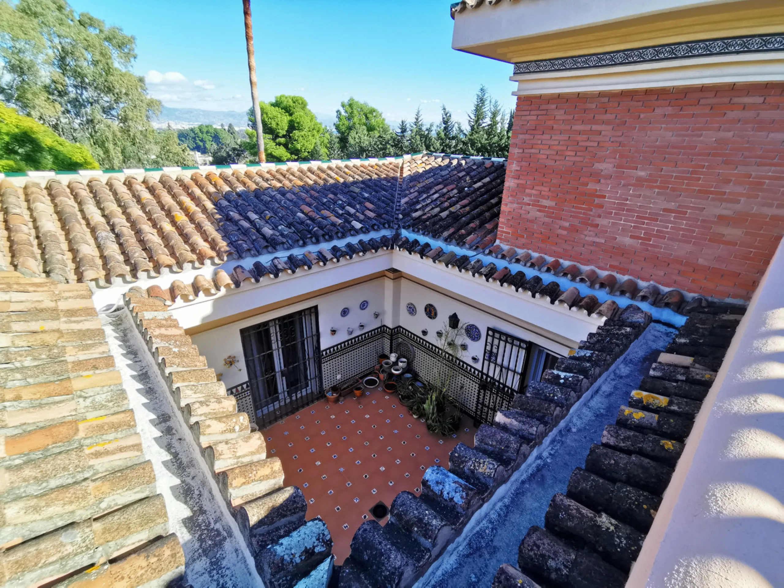 House - Detached Villa в продаже в Torremolinos, Málaga. В доме 11 спален и 8 ванных комнат. Площадь дома 1028 м². Площадь участка 2300 м²