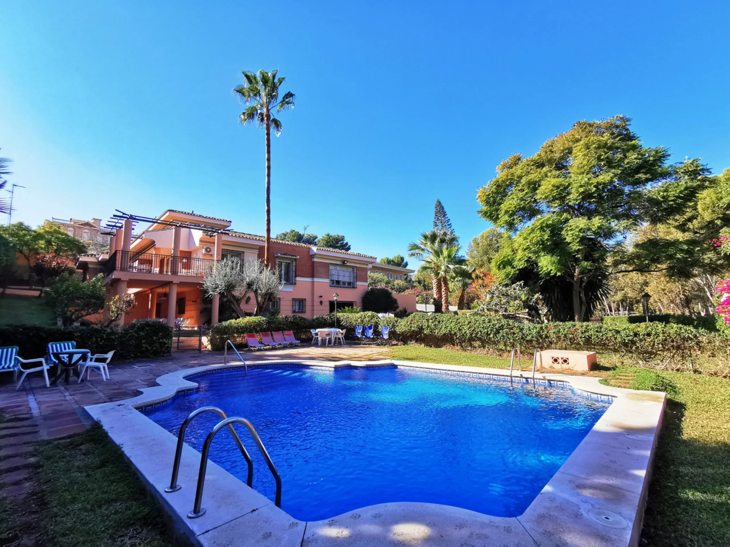 House - Detached Villa в продаже в Torremolinos, Málaga. В доме 11 спален и 8 ванных комнат. Площадь дома 1028 м². Площадь участка 2300 м²