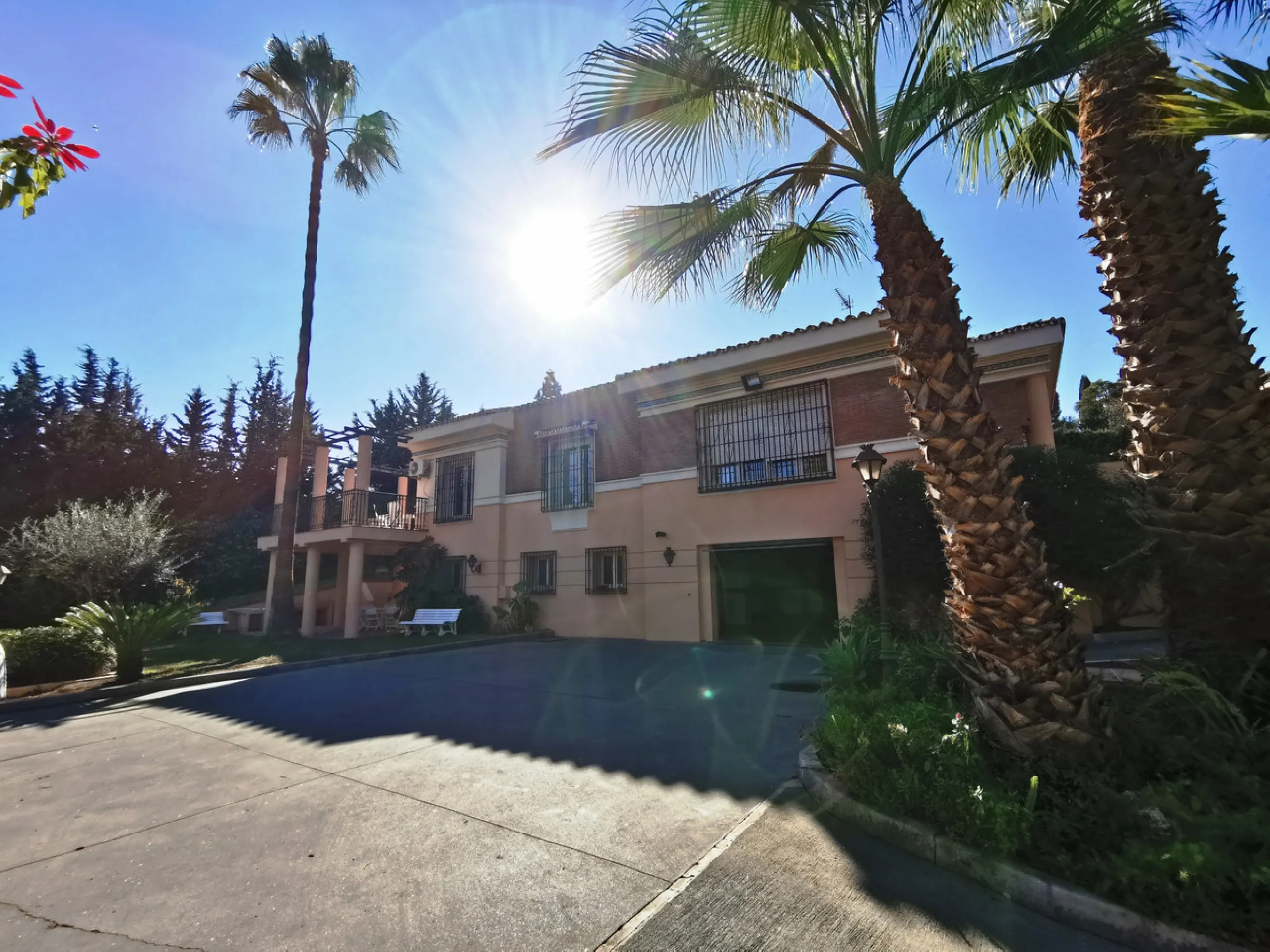 House - Detached Villa в продаже в Torremolinos, Málaga. В доме 11 спален и 8 ванных комнат. Площадь дома 1028 м². Площадь участка 2300 м²