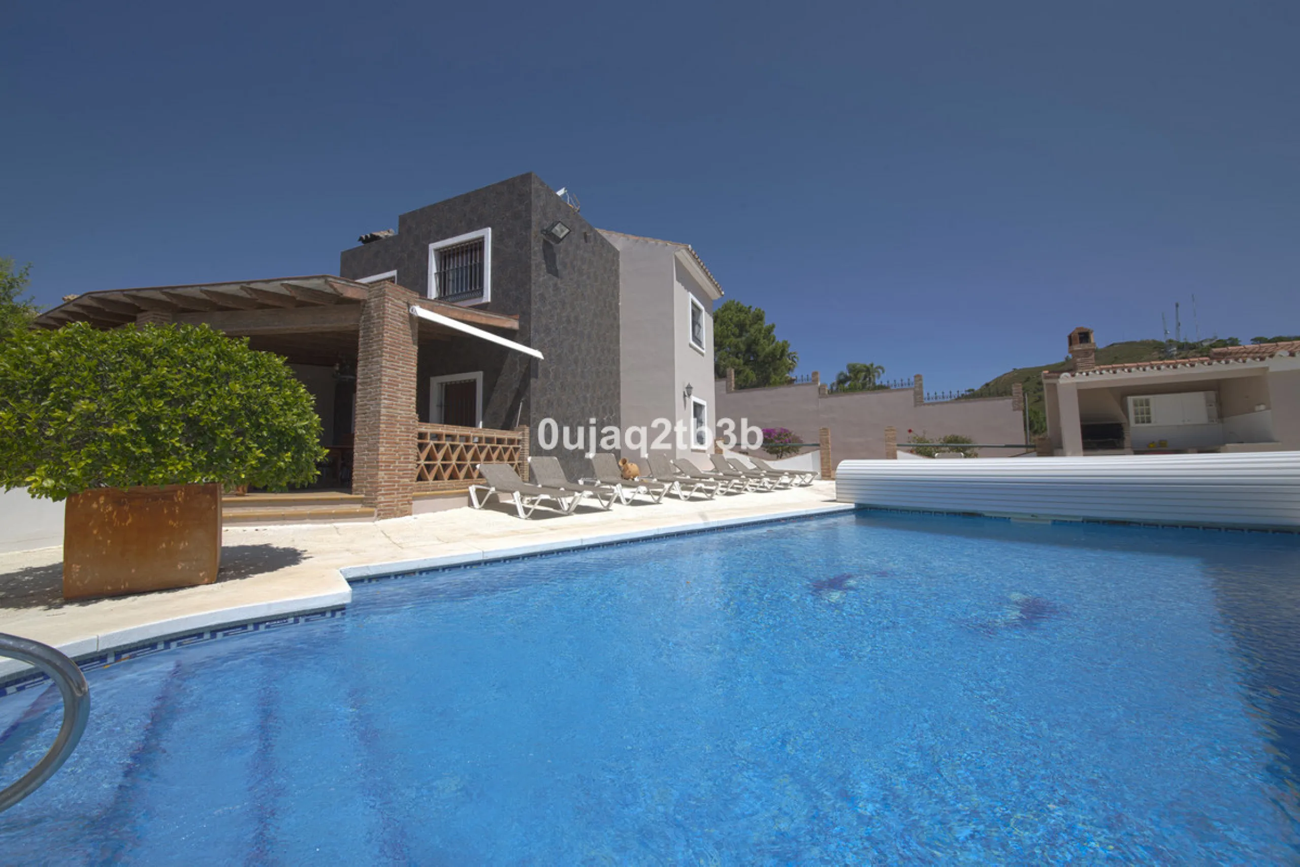 Great villa only minutes away from the center of Estepona with open sea and mountain views. Perfectly maintained ready to move in. Offers bedrooms in the ground floor and first floor. A total of six bedrooms that will fit 14 people. Great return on invest