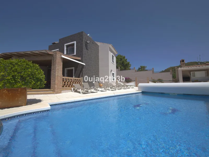 Great villa only minutes away from the center of Estepona with open sea and mountain views. Perfectly maintained ready to move in. Offers bedrooms in the ground floor and first floor. A total of six bedrooms that will fit 14 people. Great return on invest