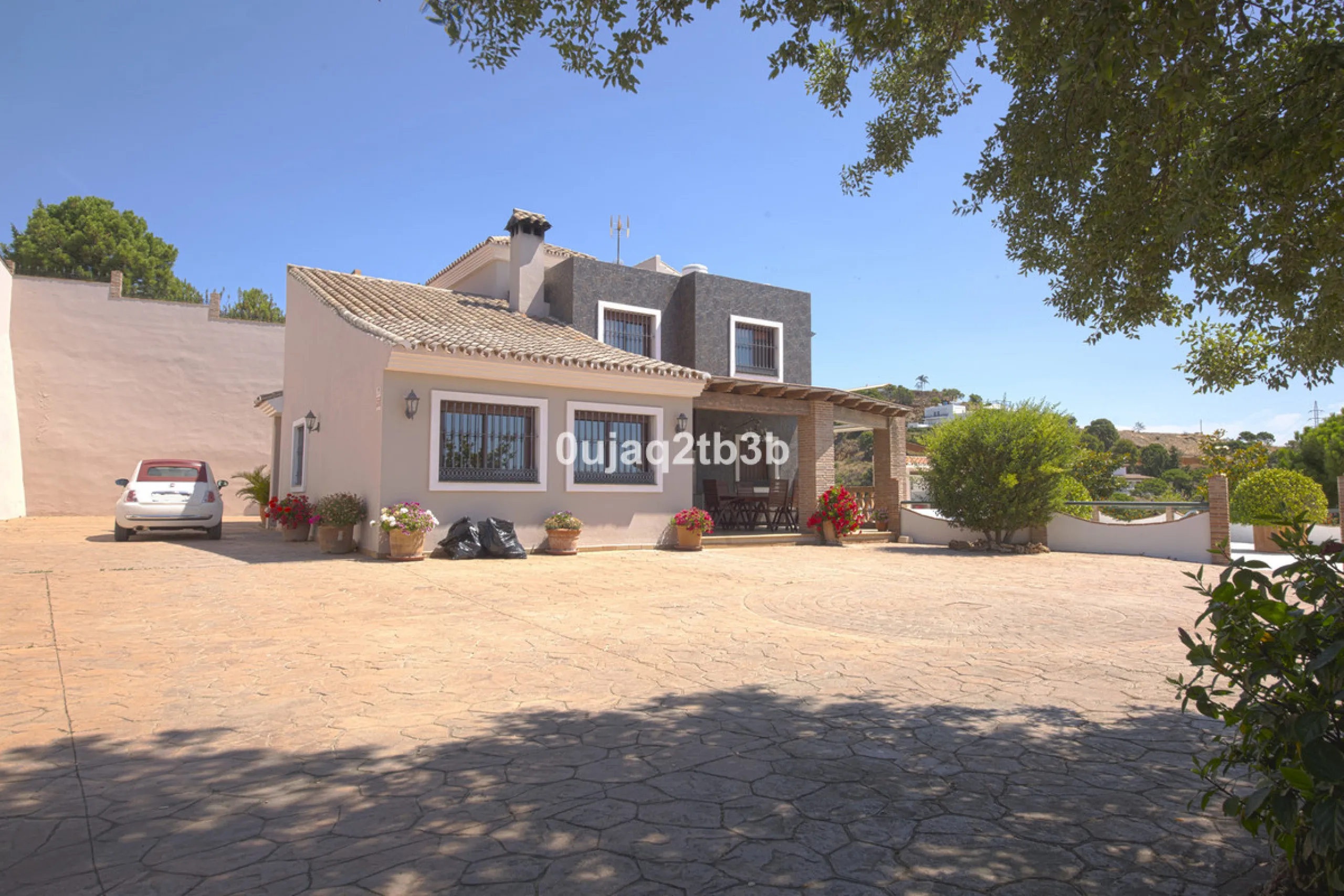 Great villa only minutes away from the center of Estepona with open sea and mountain views. Perfectly maintained ready to move in. Offers bedrooms in the ground floor and first floor. A total of six bedrooms that will fit 14 people. Great return on invest