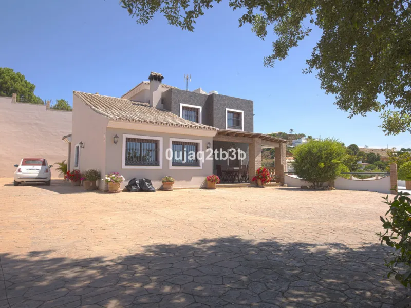 Great villa only minutes away from the center of Estepona with open sea and mountain views. Perfectly maintained ready to move in. Offers bedrooms in the ground floor and first floor. A total of six bedrooms that will fit 14 people. Great return on invest