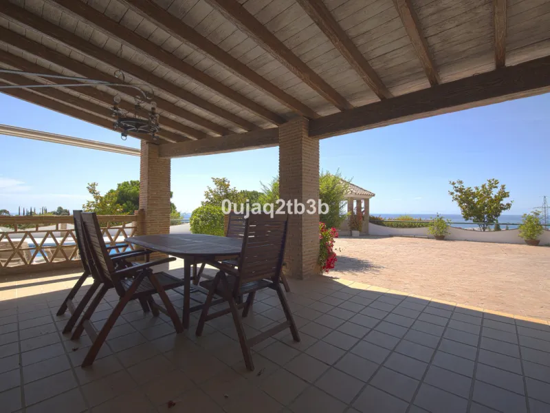 Great villa only minutes away from the center of Estepona with open sea and mountain views. Perfectly maintained ready to move in. Offers bedrooms in the ground floor and first floor. A total of six bedrooms that will fit 14 people. Great return on invest