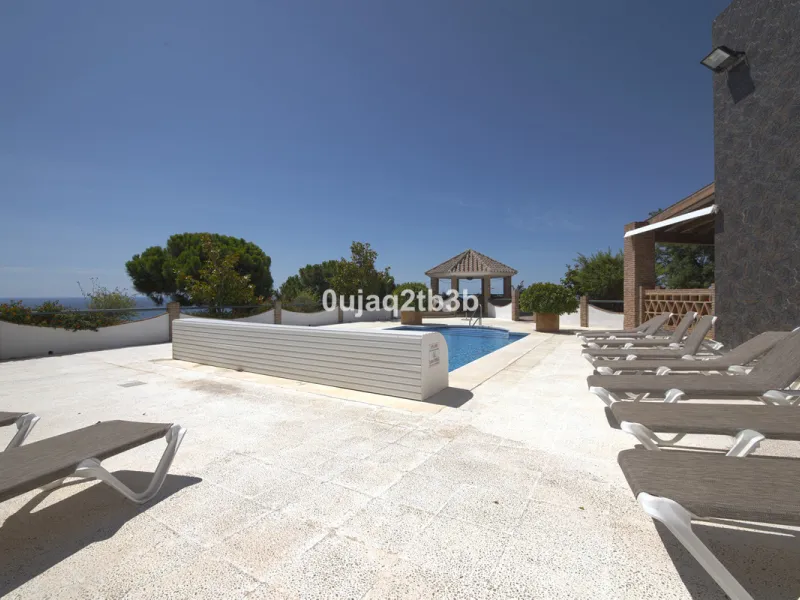 Great villa only minutes away from the center of Estepona with open sea and mountain views. Perfectly maintained ready to move in. Offers bedrooms in the ground floor and first floor. A total of six bedrooms that will fit 14 people. Great return on invest