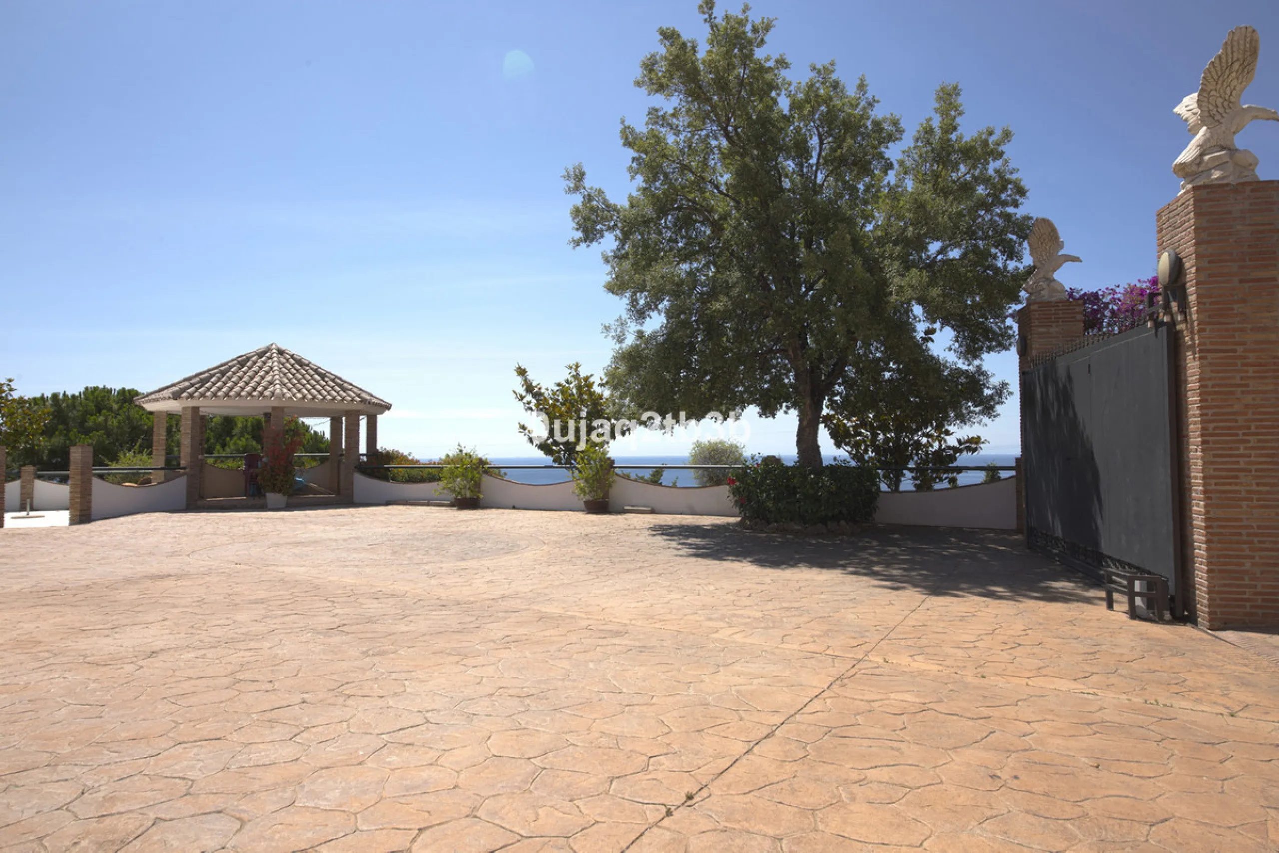 Great villa only minutes away from the center of Estepona with open sea and mountain views. Perfectly maintained ready to move in. Offers bedrooms in the ground floor and first floor. A total of six bedrooms that will fit 14 people. Great return on invest