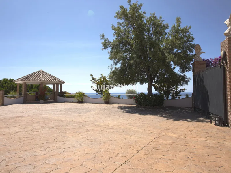 Great villa only minutes away from the center of Estepona with open sea and mountain views. Perfectly maintained ready to move in. Offers bedrooms in the ground floor and first floor. A total of six bedrooms that will fit 14 people. Great return on invest