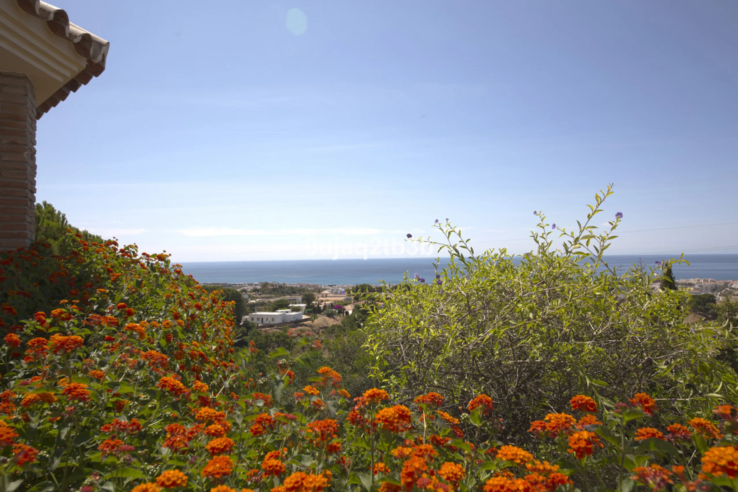 Great villa only minutes away from the center of Estepona with open sea and mountain views. Perfectly maintained ready to move in. Offers bedrooms in the ground floor and first floor. A total of six bedrooms that will fit 14 people. Great return on invest