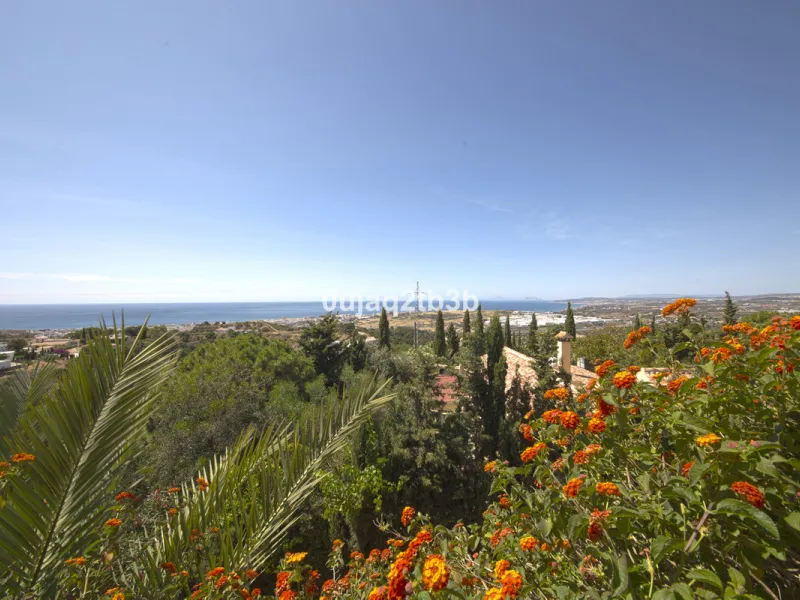 Great villa only minutes away from the center of Estepona with open sea and mountain views. Perfectly maintained ready to move in. Offers bedrooms in the ground floor and first floor. A total of six bedrooms that will fit 14 people. Great return on invest